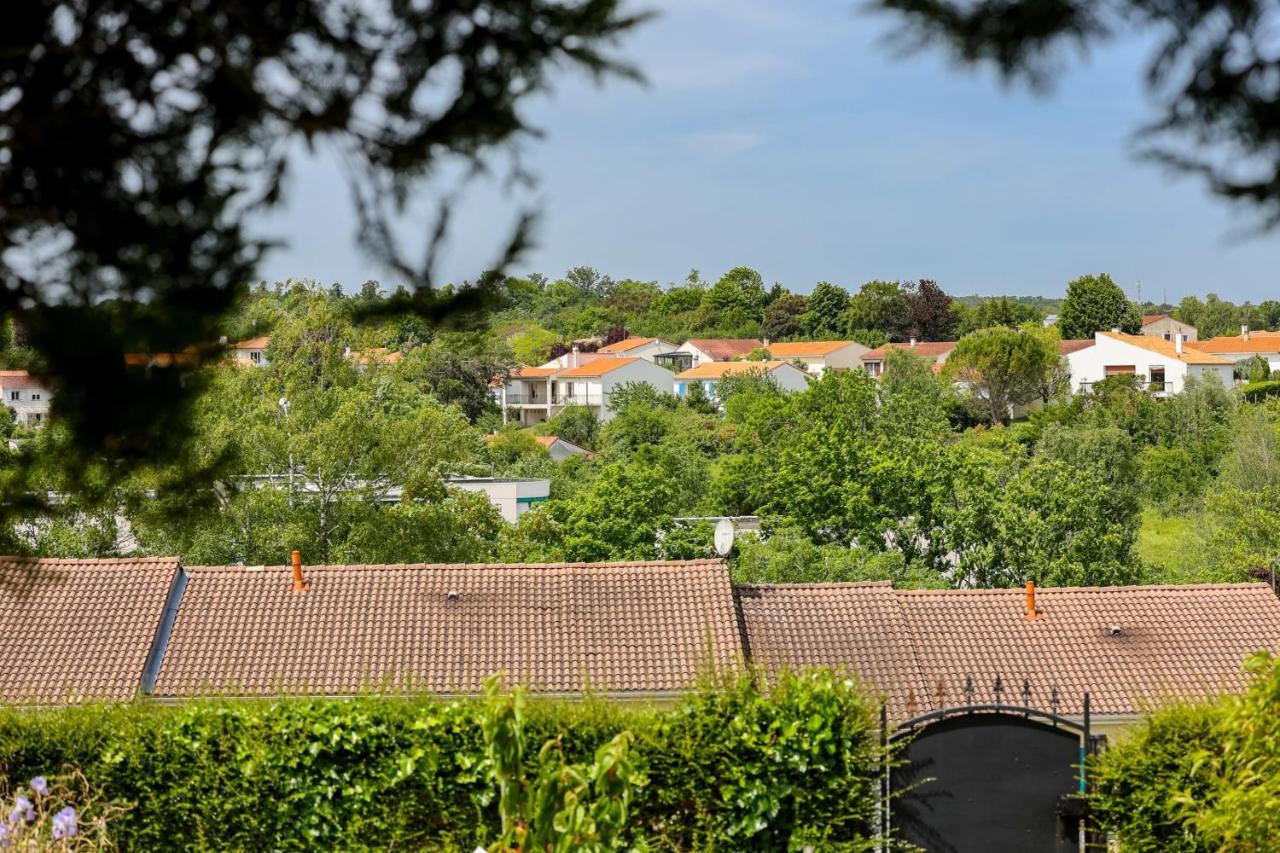 "Logis Debussy"- Saintes Villa Bagian luar foto